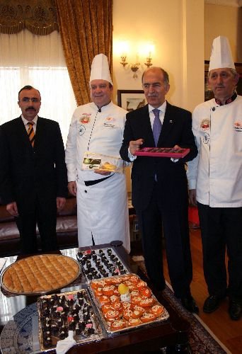 Bursalı Aşçılar, Zeytinin Baklavasını Yaptı, Sırada Patates Pastası Var