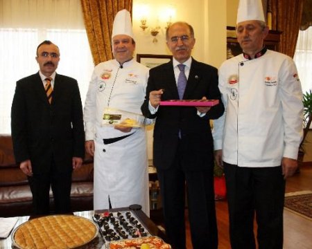 Bursalı Aşçılar, Zeytinin Baklavasını Yaptı, Sırada Patates Pastası Var