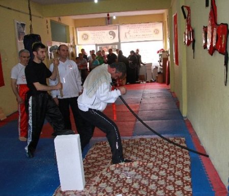 Bursalı dövüşçüler, fizik kurallarını altüst etti