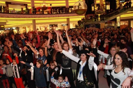 Bursalı kadınlar, kadına karşı şiddeti toplu dansla protesto etti