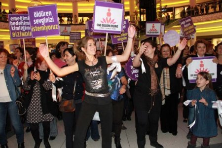 Bursalı kadınlar, kadına karşı şiddeti toplu dansla protesto etti