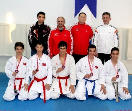 Bursalı karateciler 5 madalya ile döndü