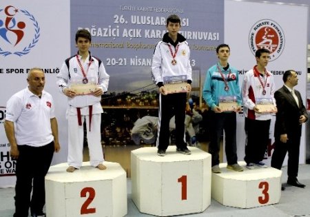 Bursalı karateciler 5 madalya ile döndü