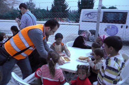Bursalı öğrenciler topladıkları yardımları Suriyelilere ulaştırdı