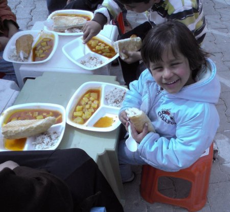 Bursalı öğrenciler topladıkları yardımları Suriyelilere ulaştırdı