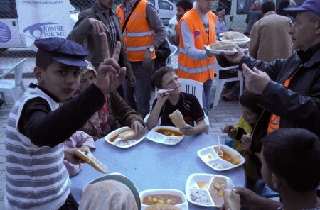 Bursalı öğrenciler topladıkları yardımları Suriyelilere ulaştırdı