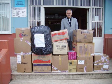 Bursalı Öğrencilerden Karslı Okuldaşlarına Kırtasiye Kardeşliği