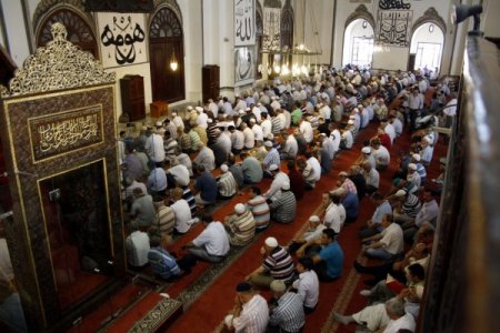 Bursalılar, Ramazan’ın İlk Cuma Namazı İçin Ulu Cami’ye Akın Etti