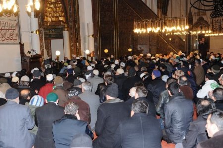 Bursalılar Necmettin Erbakan’ı Gözyaşlarıyla Andı