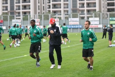 Bursaspor, Beşiktaş maçı hazırlıklarını yağmur altında sürdürdü
