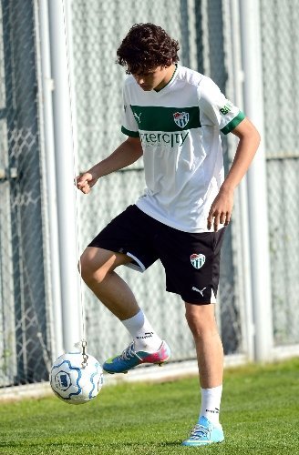 Bursaspor, gençlerle hazırlanıyor