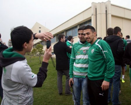 Bursaspor taraftarları, sevgililer gününde Özlüce'ye akın etti