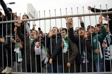 Bursaspor taraftarları, tesisleri bastı