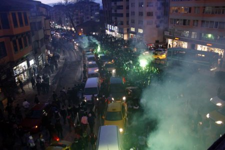 Bursaspor taraftarları 'temiz lig' için sokağa döküldü