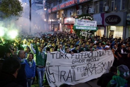 Bursaspor taraftarları 'temiz lig' için sokağa döküldü