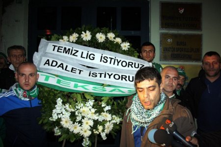 Bursaspor taraftarları 'temiz lig' için sokağa döküldü