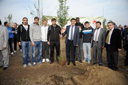 Bursaspor Teknik Direktörü Ertuğrul Sağlam fidan dikti