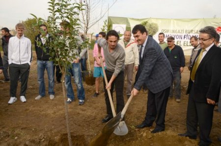 Bursaspor Teknik Direktörü Ertuğrul Sağlam fidan dikti