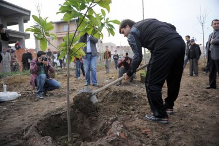 Bursaspor Teknik Direktörü Ertuğrul Sağlam fidan dikti