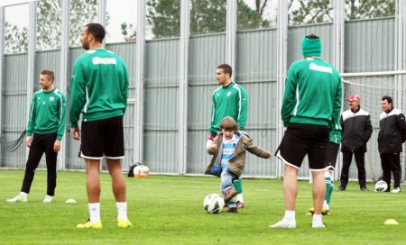 Bursaspor'da futbolcular, anaokulu öğrencileriyle moral buldu