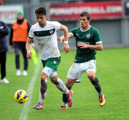 Bursaspor'da gençler hazırlık mmaçında terledi