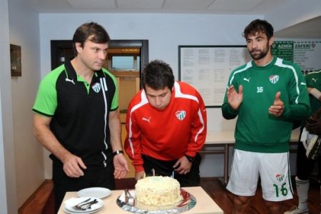 Bursaspor'da Özhan Pulat’a sürpriz doğum günü