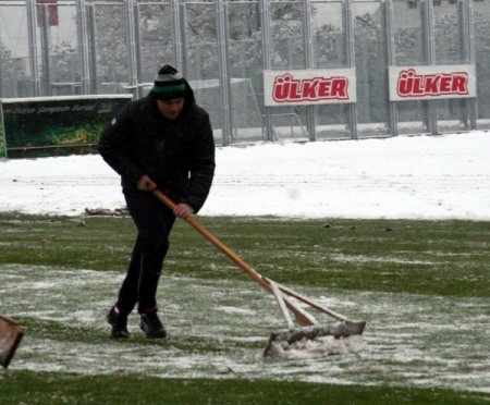Bursaspor'da saha karla kaplanınca Ertuğrul Sağlam ve ekibi kar kürüdü