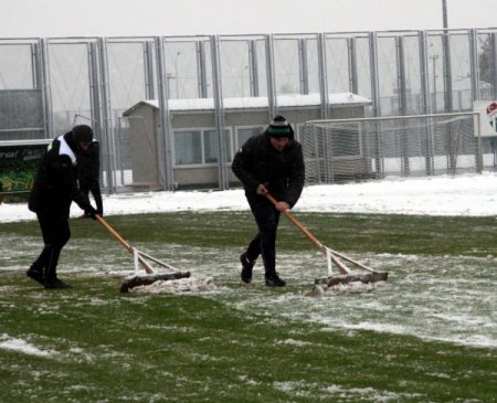 Bursaspor'da saha karla kaplanınca Ertuğrul Sağlam ve ekibi kar kürüdü