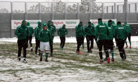 Bursaspor'da saha karla kaplanınca Ertuğrul Sağlam ve ekibi kar kürüdü