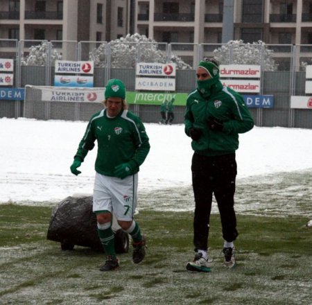 Bursaspor'da saha karla kaplanınca Ertuğrul Sağlam ve ekibi kar kürüdü