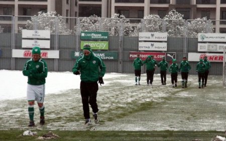 Bursaspor'da saha karla kaplanınca Ertuğrul Sağlam ve ekibi kar kürüdü
