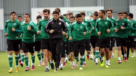 Bursasporlu futbolcular antrenman sahasında dans etti