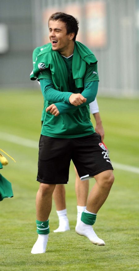 Bursasporlu futbolcular antrenman sahasında dans etti