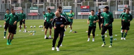 Bursasporlu futbolcular antrenman sahasında dans etti