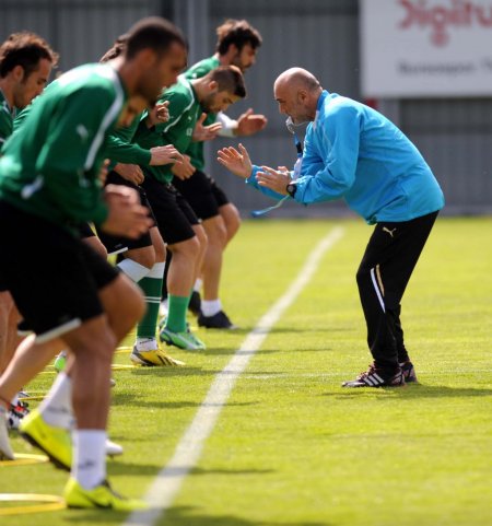 Bursasporlu futbolcular antrenman sahasında dans etti