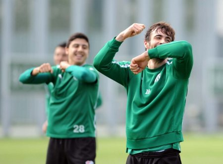 Bursasporlu futbolcular antrenman sahasında dans etti