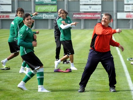 Bursasporlu futbolcular antrenman sahasında dans etti