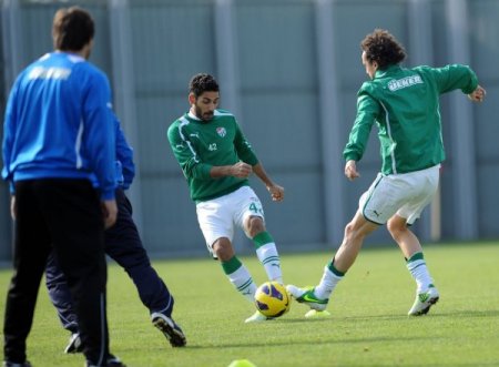 Bursasporlu futbolcular sabah çalıştı, öğlen kebapçıda stres attı