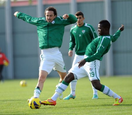 Bursasporlu futbolcular sabah çalıştı, öğlen kebapçıda stres attı