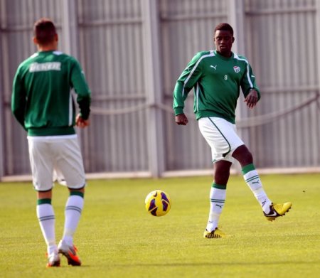 Bursasporlu futbolcular sabah çalıştı, öğlen kebapçıda stres attı