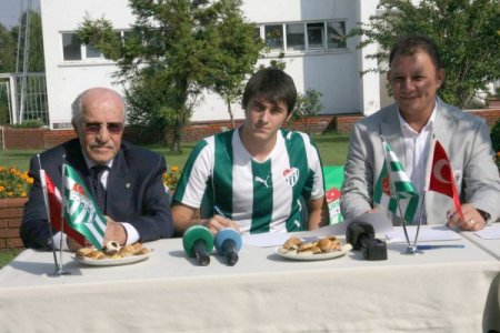 Bursasporlu iki genç daha profesyonel oldu