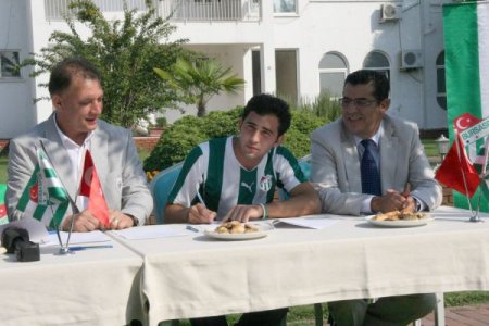 Bursasporlu iki genç daha profesyonel oldu