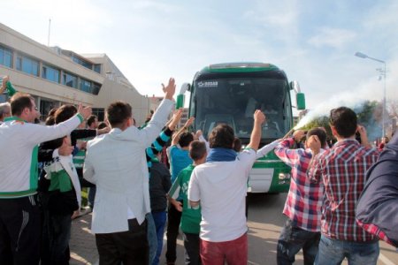 Bursaspor’u Trabzon’a taraftarlar uğurladı