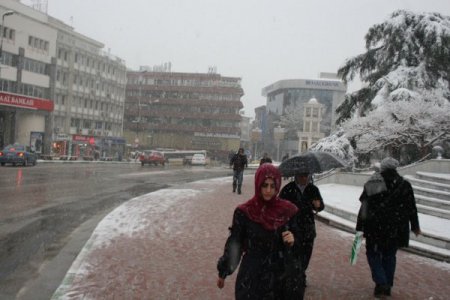 Bursa’ya mevsimin ilk karı yağdı