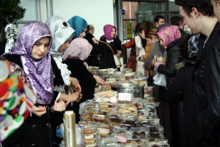 BUSEDER'li kadınlardan öğrenciler yararına kermes