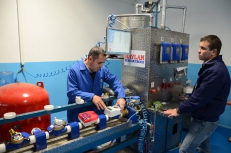 Buski Su Sayaçlarına Bakım Yapıyor