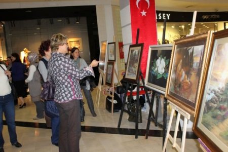 BUSMEK kursuna giden ev hanımları resim sergisi açtı