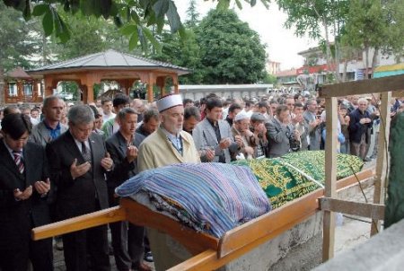 Büşra, Son Yolculuğuna Gözyaşları Arasında Uğurlandı