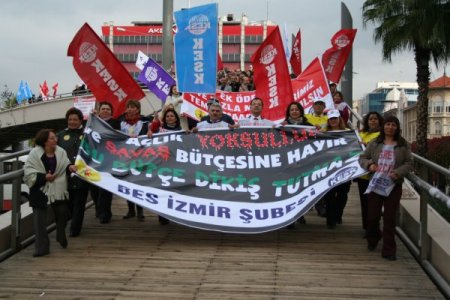 Bütçe görüşmeleri İzmir'de protesto edildi