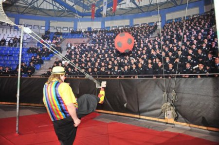 Büyük Ankara Sirki, polis akademisi öğrencilerini ağırladı